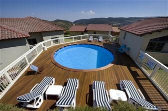 אתי על הגבעה