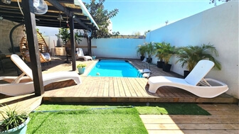 אצל סיגלית בחצר